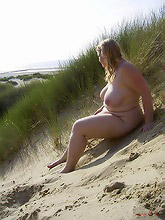 curvy voluptuous women